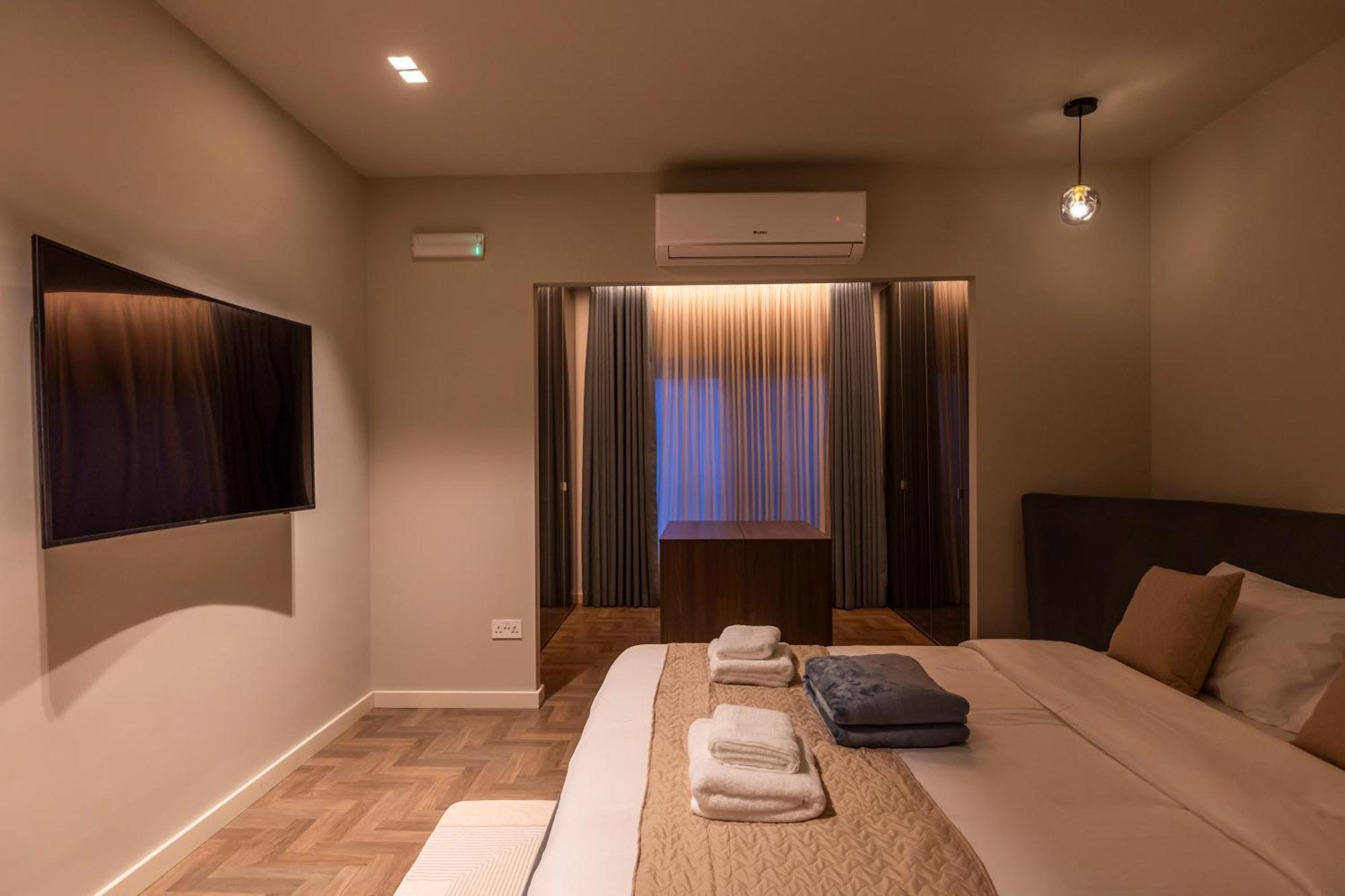 Galileo - Seafront Luxury Apartment